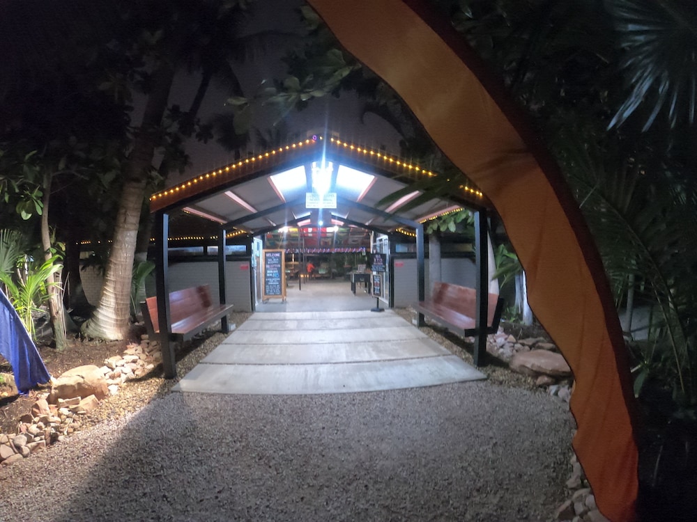 Cable Beach Backpackers Hostel 33/36