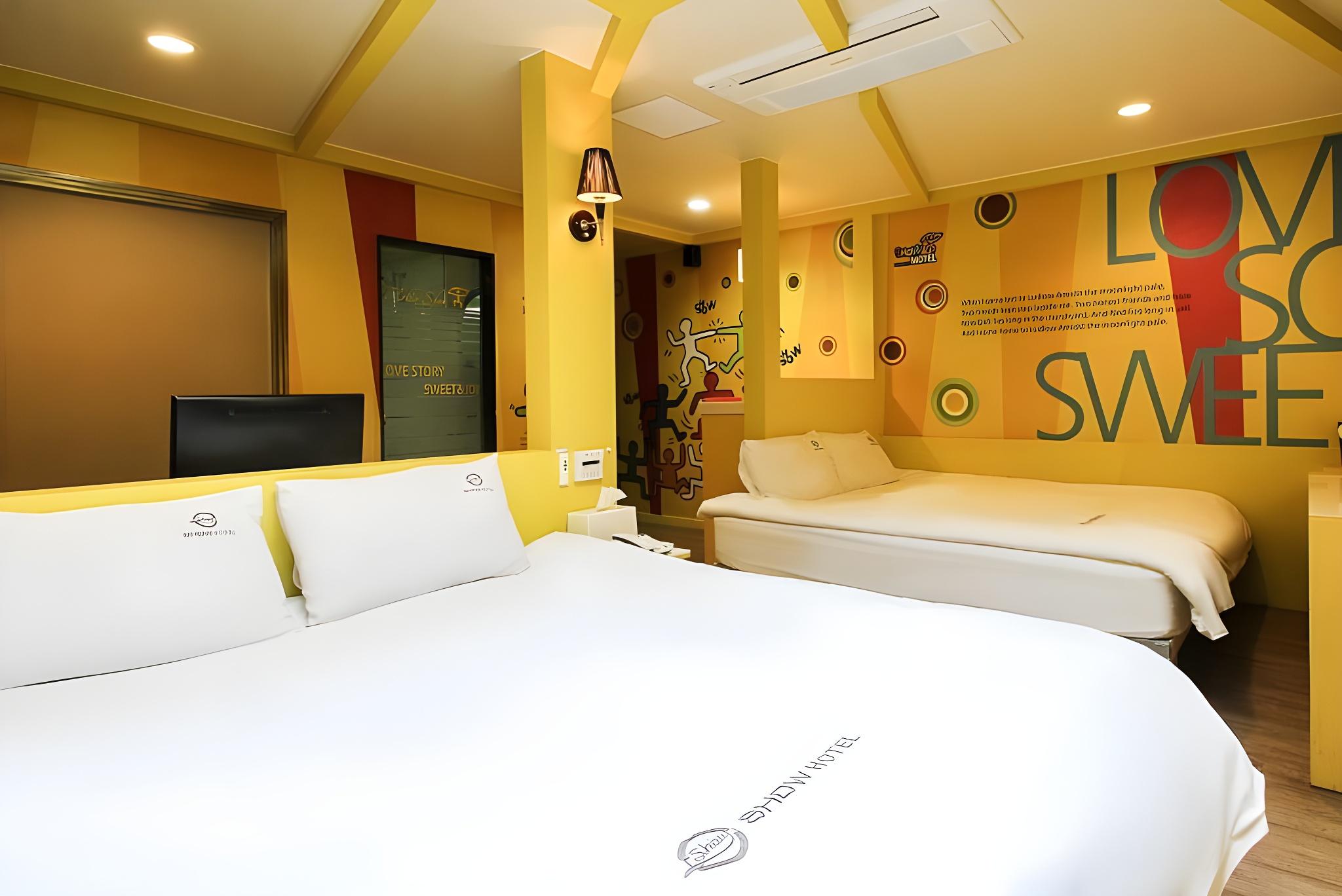 DELUXE, 2 DOUBLE BEDS