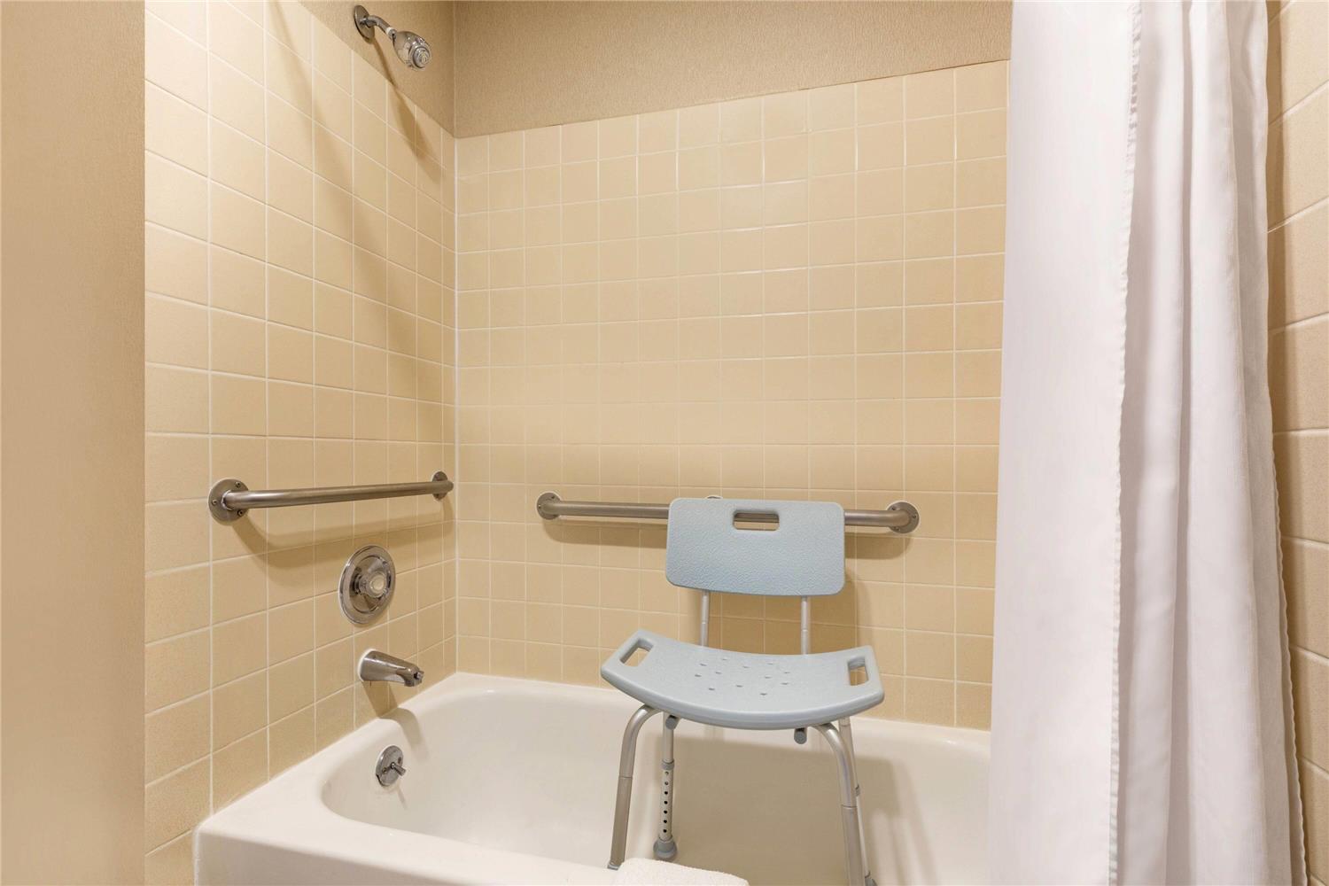 Days Inn By Wyndham Auburn 20/21