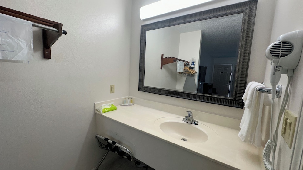 Carom Inn a Travelodge by Wyndham Denham Springs/Baton Rouge 30/33