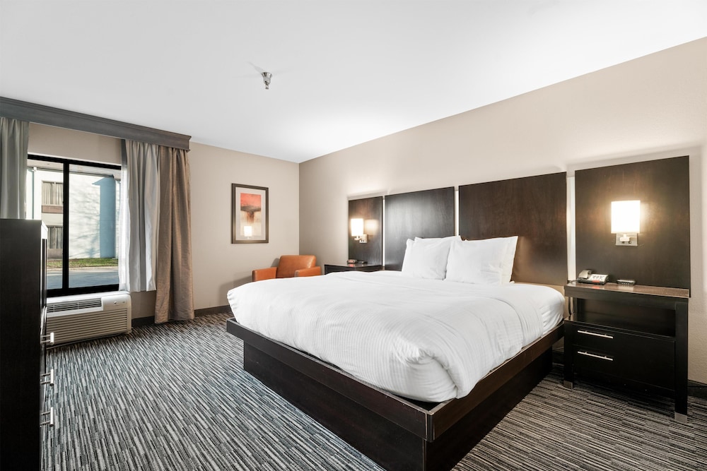 SUITE, KING BED, SOFA, KITCHENETTE