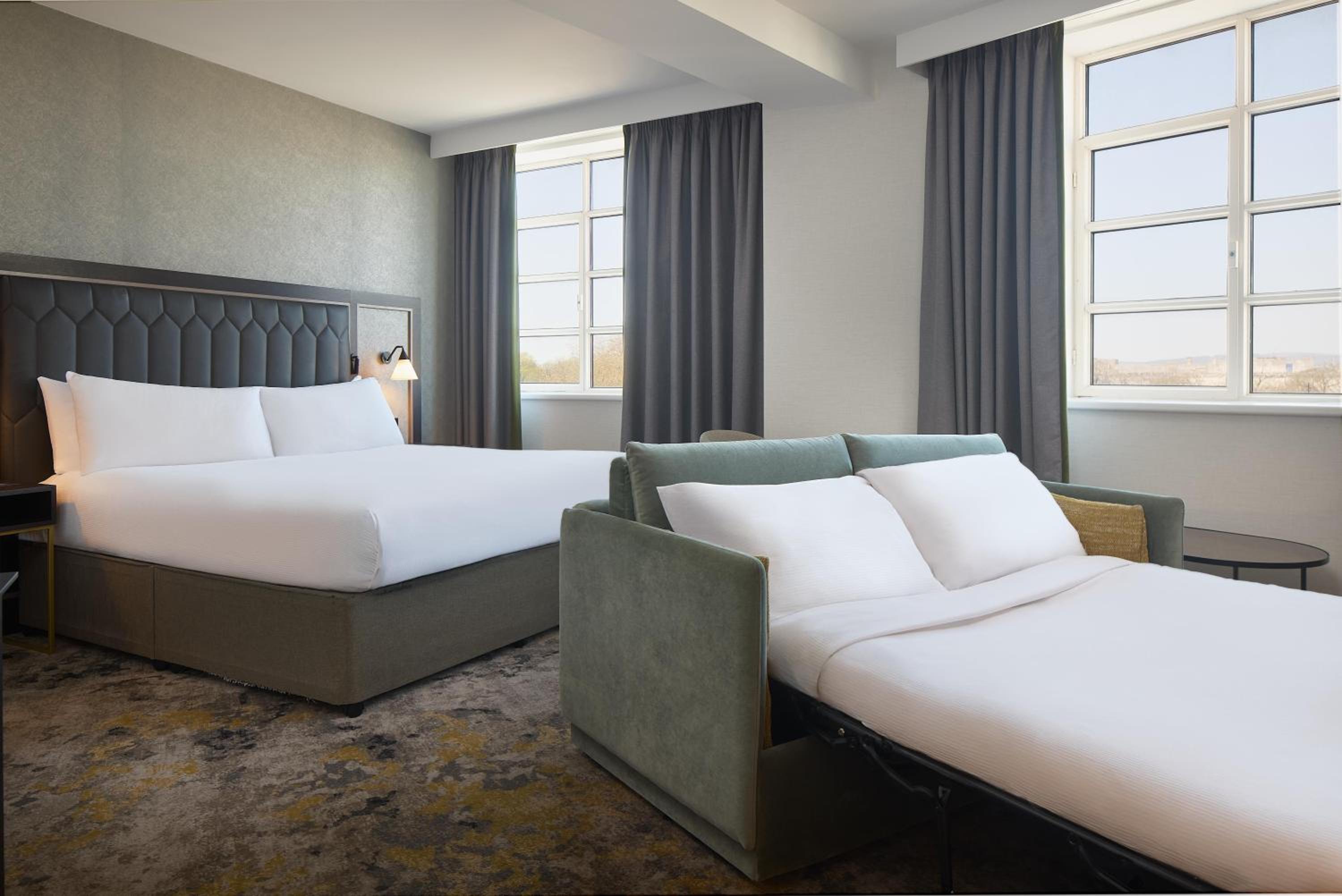 جناح جونيور بسرير كينج مع أريكة، Hilton Cardiff Hotel 2/4