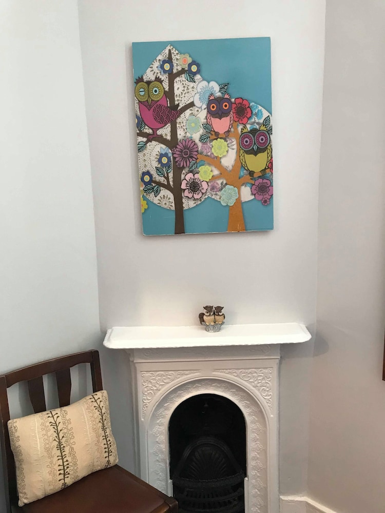 8 Owls B and B 2/49