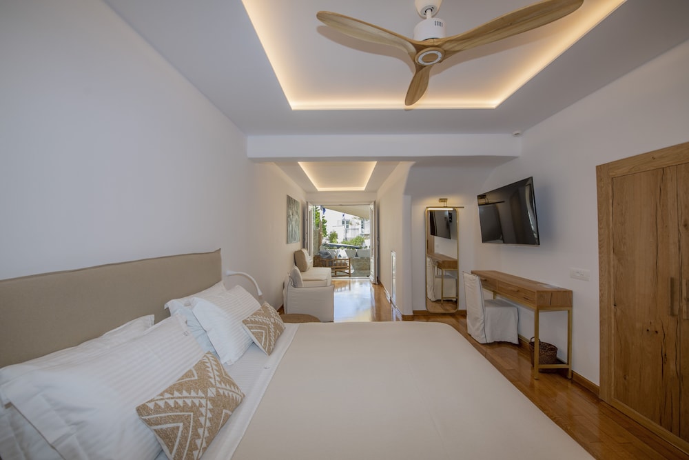 EXECUTIVE, SUITE