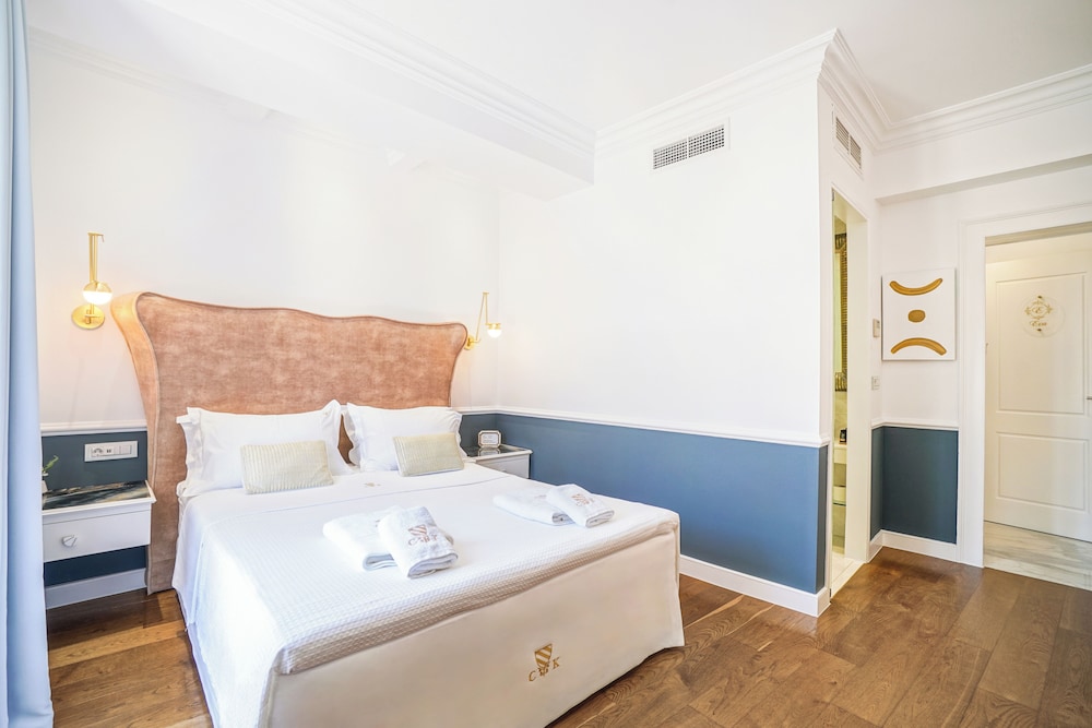 JUNIOR SUITE, CITY VIEW, BALCONY