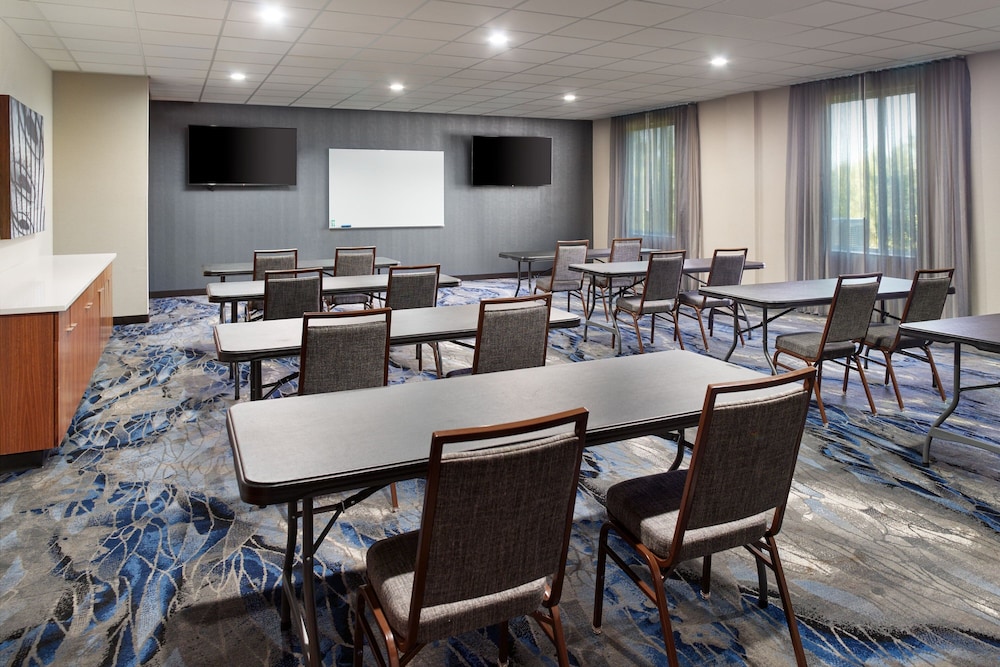 Fairfield Inn & Suites by Marriott Locust Grove I-75 South 16/22