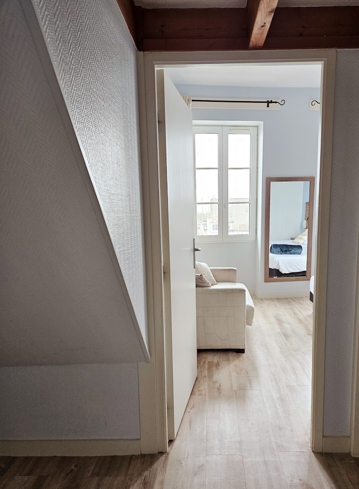 Hotel Du Port 6/50