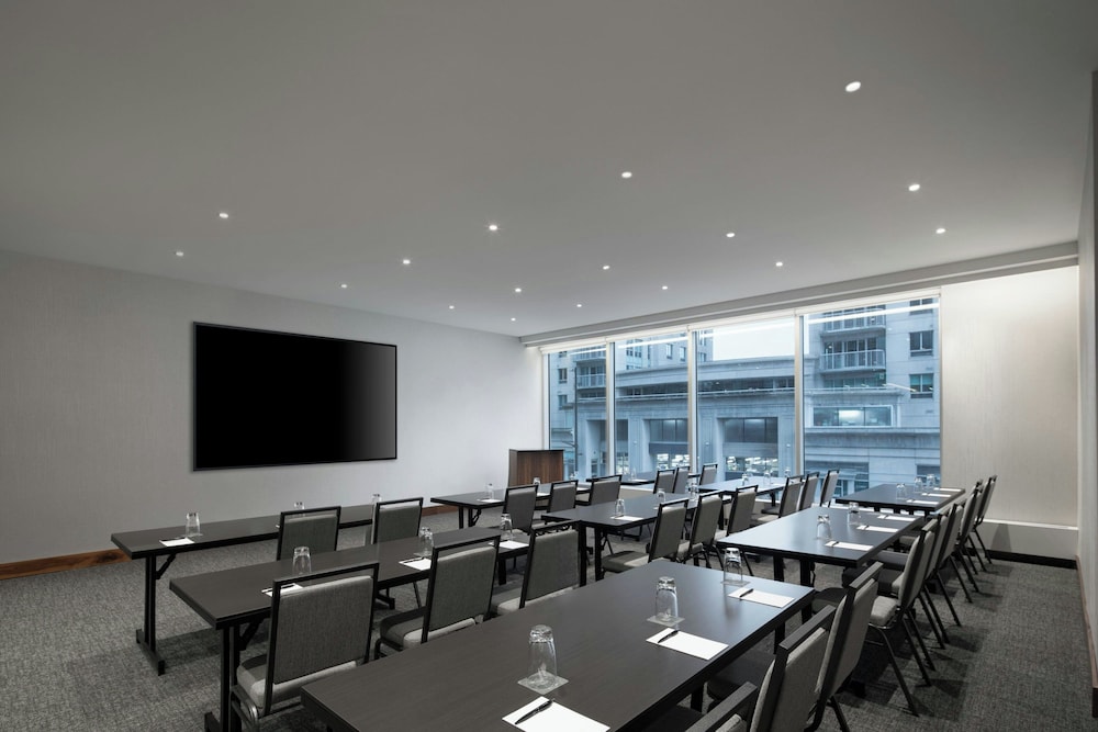 AC Hotel Ottawa Downtown 25/29