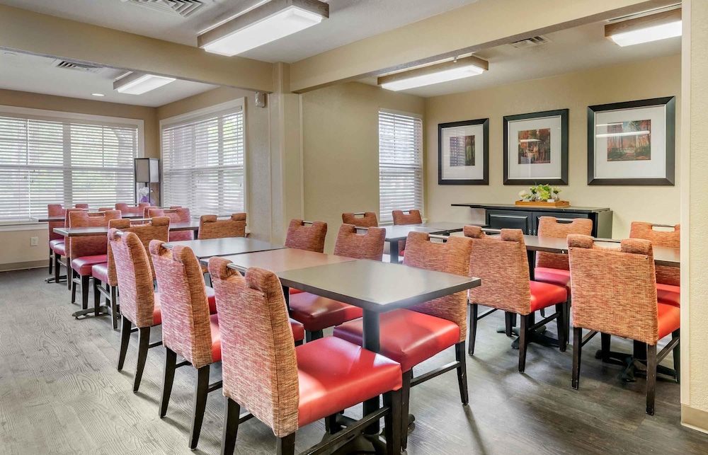 Studio 6 Suites Jacksonville Deerwood Park FL 53/71