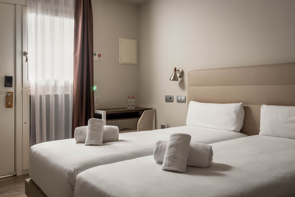 Arya Stadium Hotel 15/68