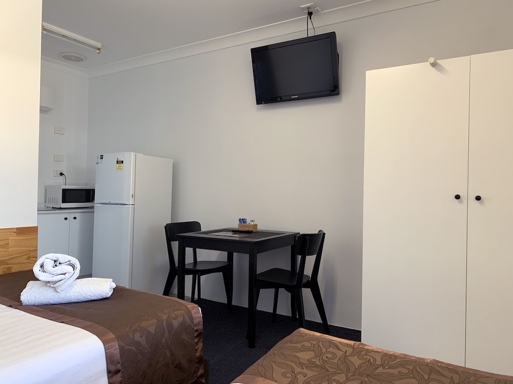 Baths Motel 16/33