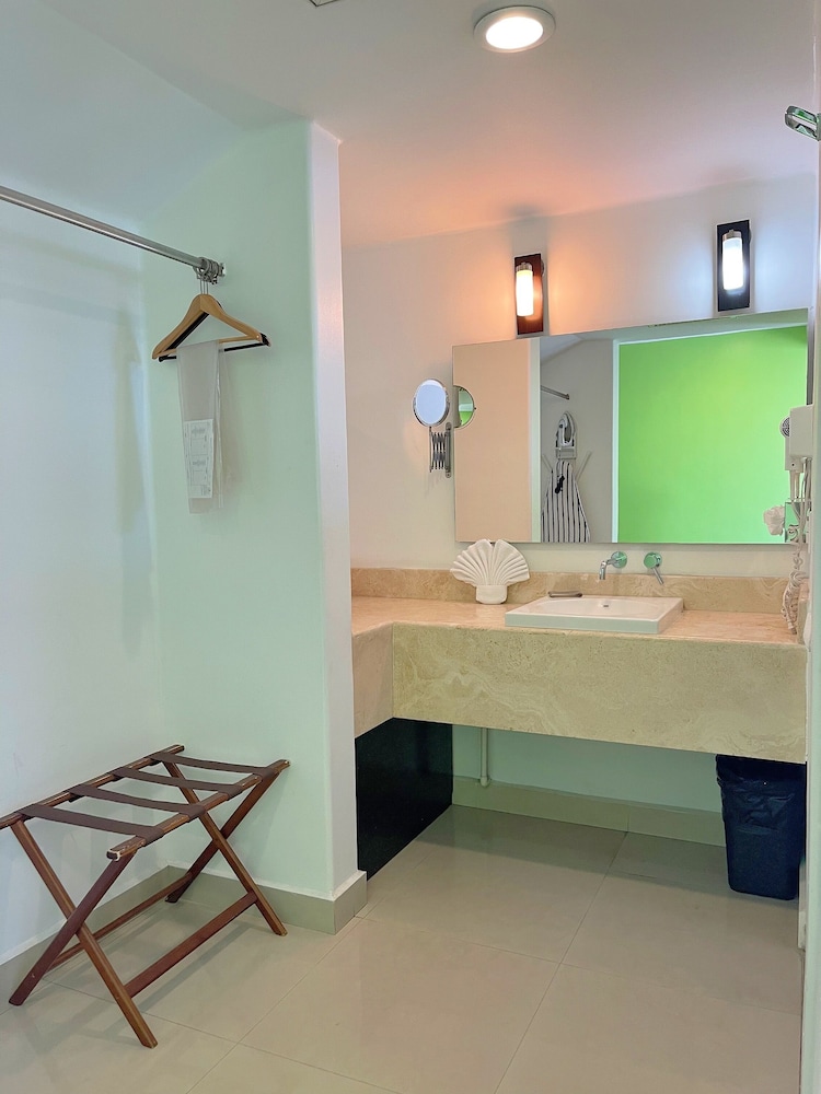 Seven Crown Express & Suites by Kavia 50/50