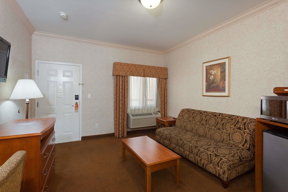 Howard Johnson by Wyndham Pico Rivera Hotel & Suites 16/26
