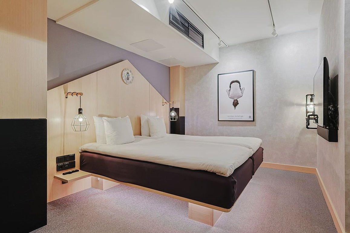 Hotel With Urban Deli 10/39