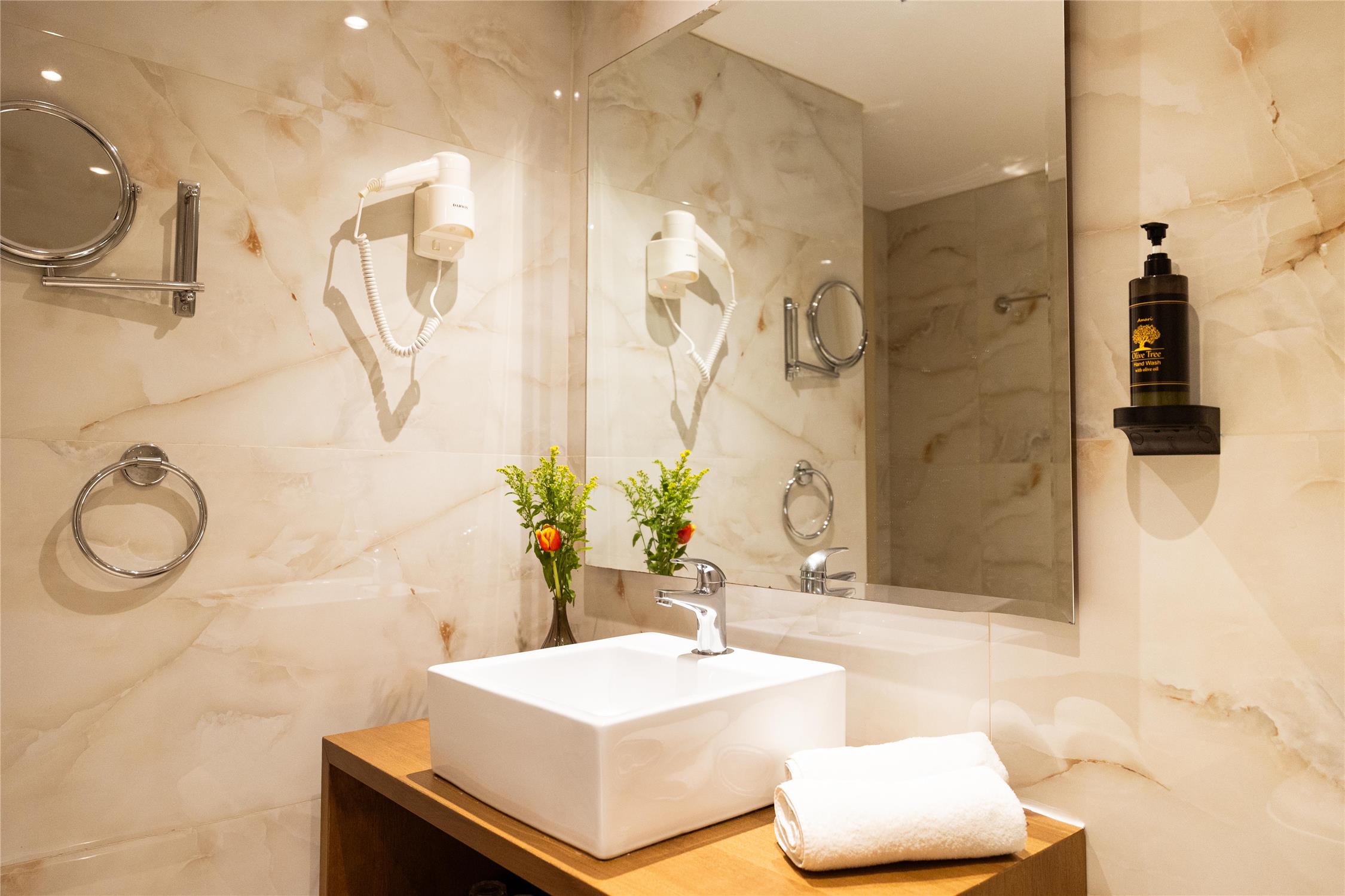 Best Western Plus Embassy Hotel 48/48
