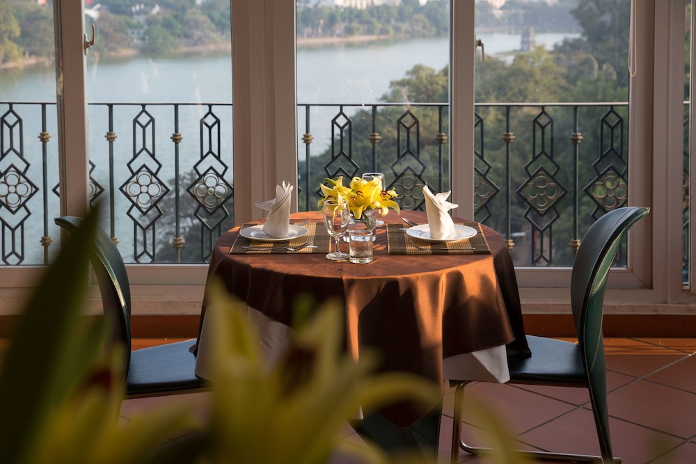 Lakeside Palace Hotel 29/35