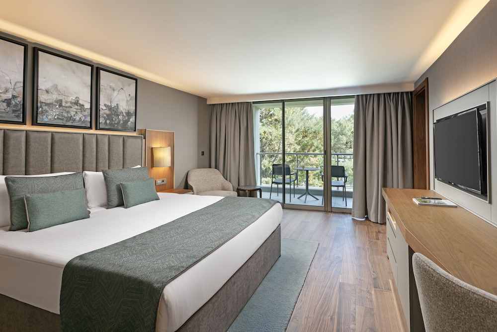 Double and Twin Beds, Land View