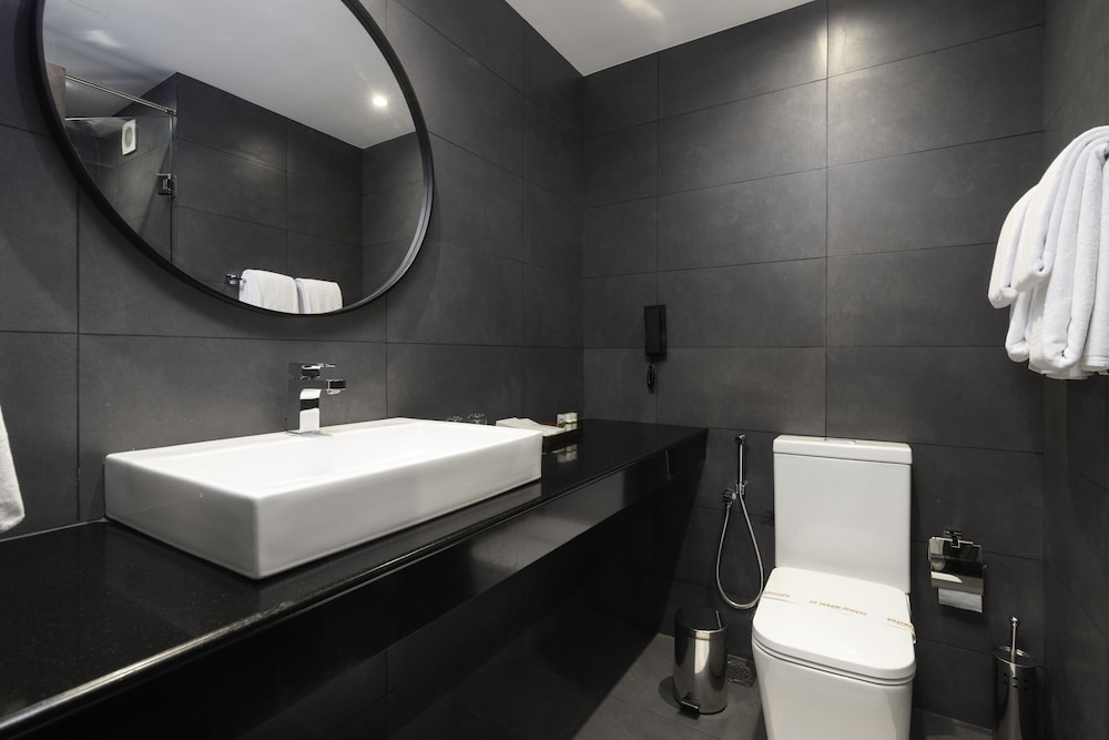 Signature, Family, 1 Queen and 1 Single Bed, Sea Front، Hotel MaRadha Colombo 7/7