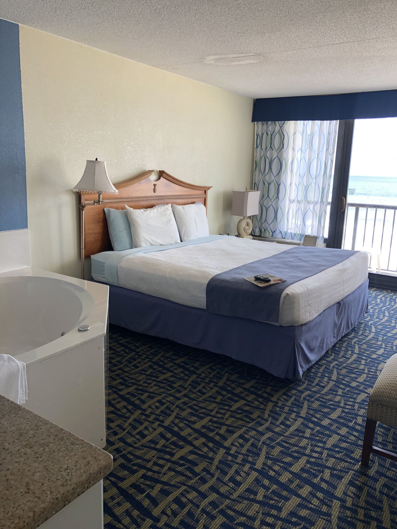 SUITE, KING BED, JETTED TUB