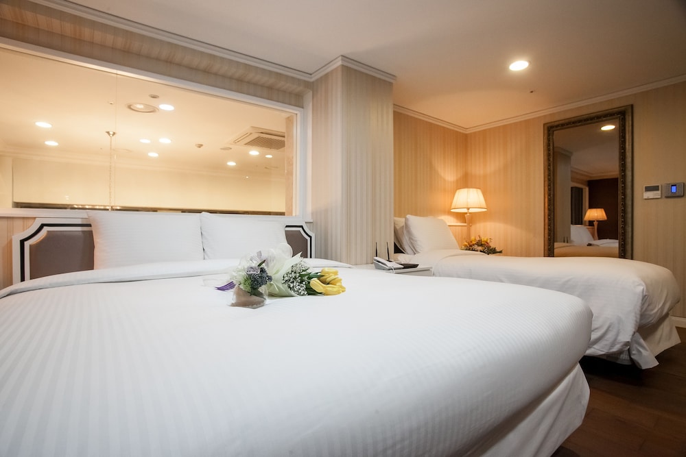 Pharos Hotel 23/68