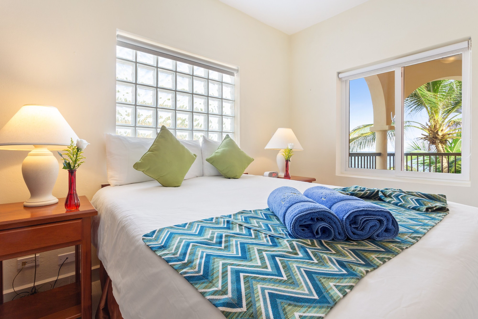1 Bedroom, Suite, Futon Bed, Queen Bed, Ocean Front, Balcony