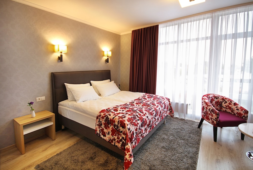 BUSINESS, DOUBLE BED