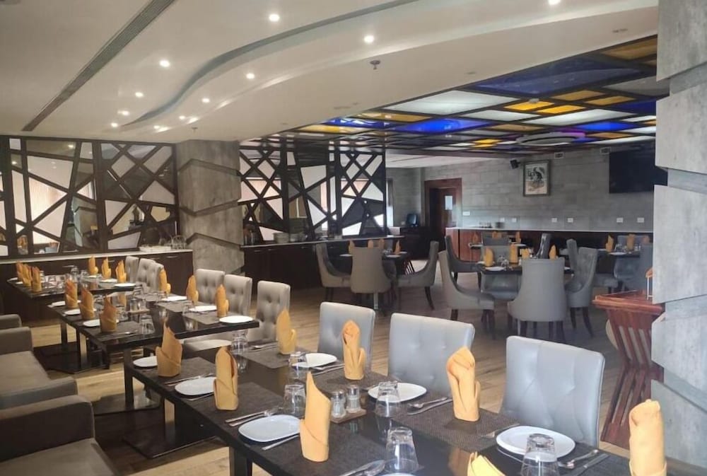 Hotel Saffron Crest 30/40