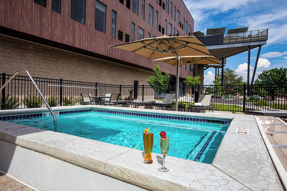 Hotel Maverick 49/50