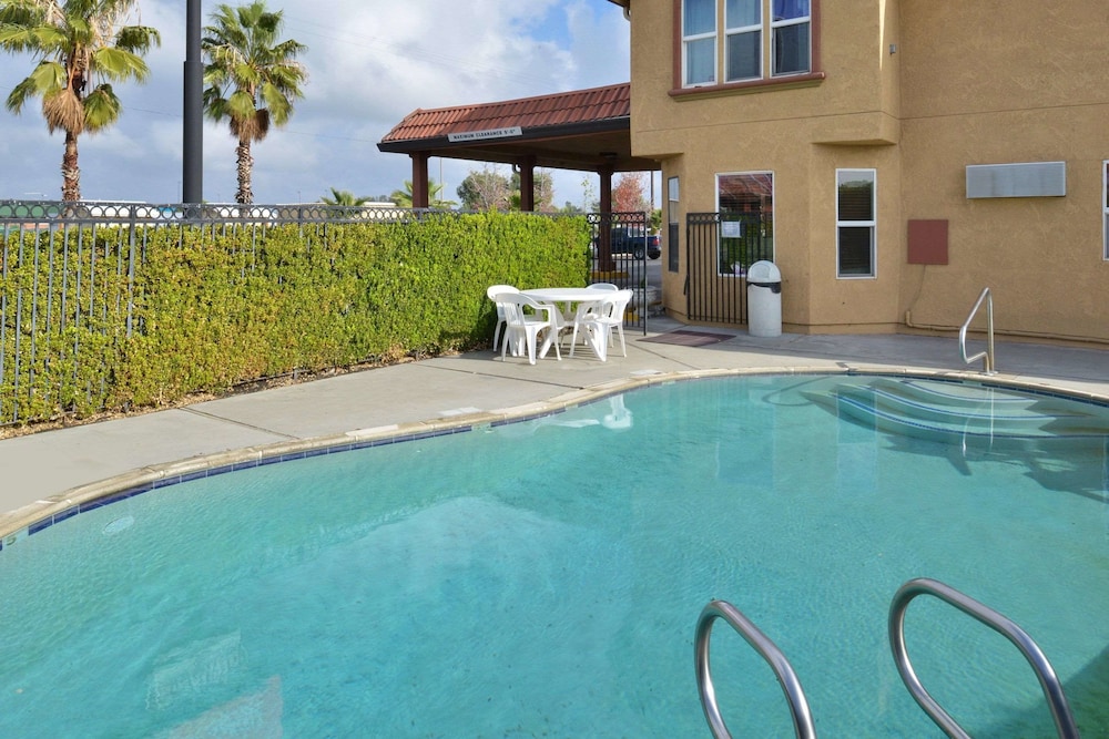 Econo Lodge Inn & Suites Corning Travel Center 3/21