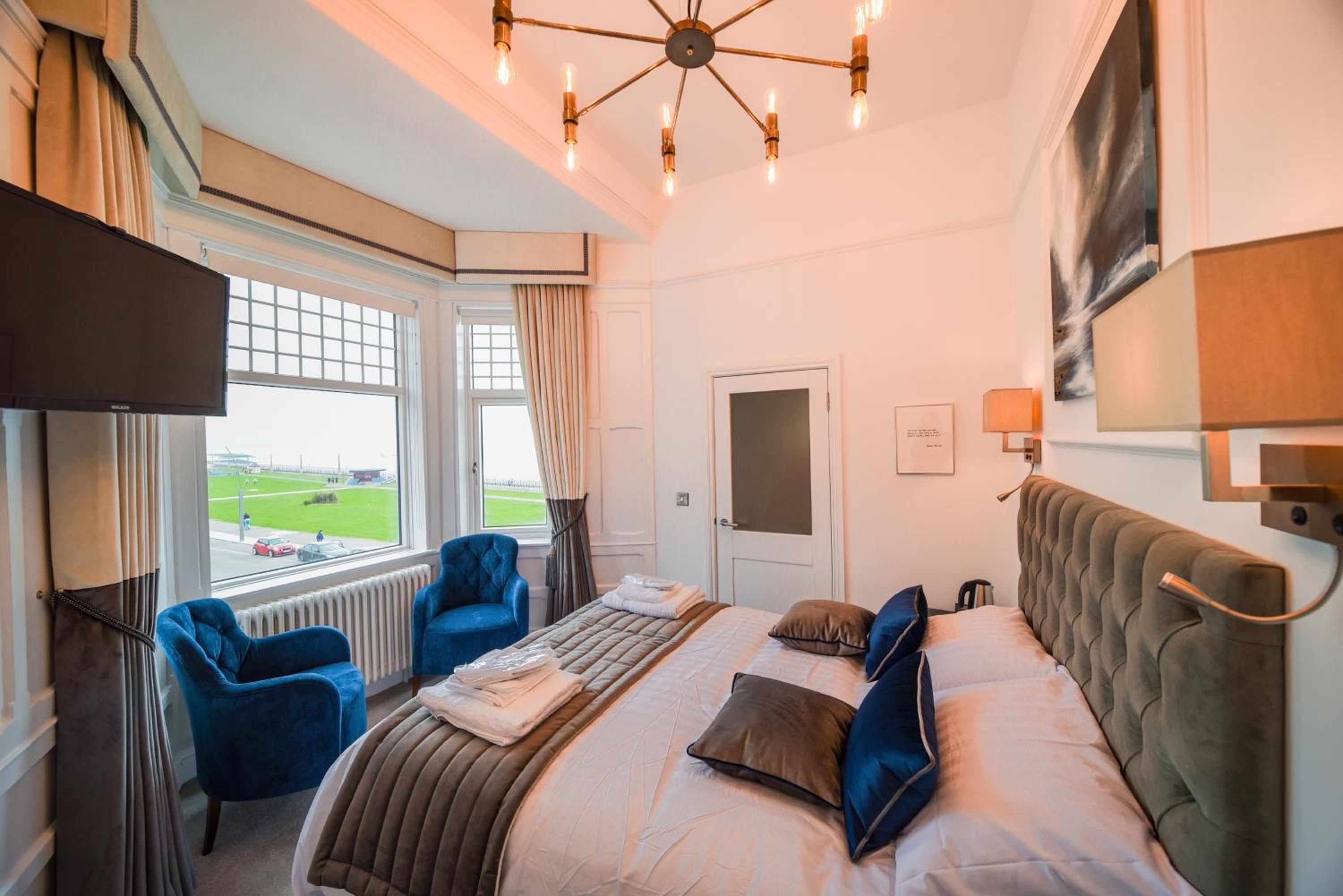 Deluxe, Double Bed, Side Sea View، The Strand Hotel 3/4