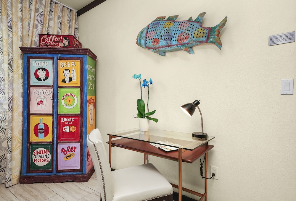 Tradewinds Apartment Hotel 10/65