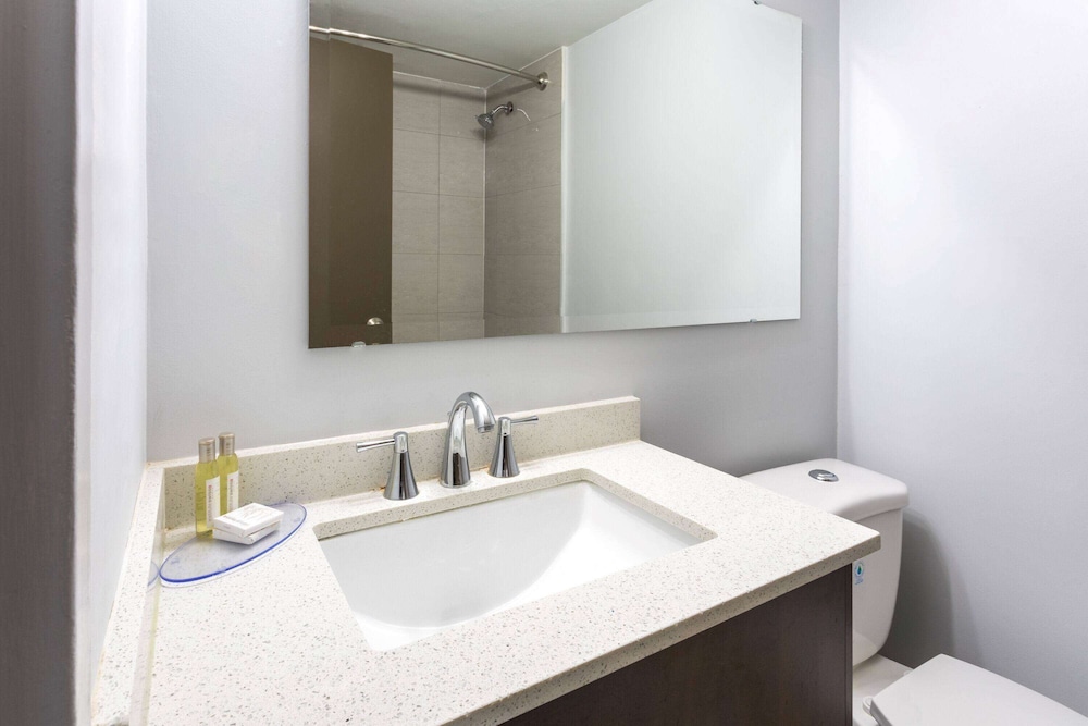 Travelodge by Wyndham Sarnia 40/40