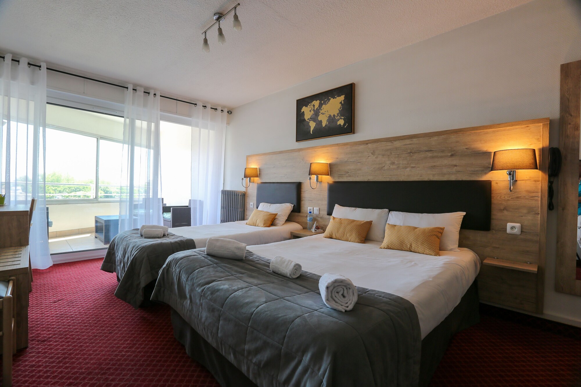 غرفة ثلاثية بسرير مزدوج وسرير فردي، Brit Hotel Bleu Nuit 3/5