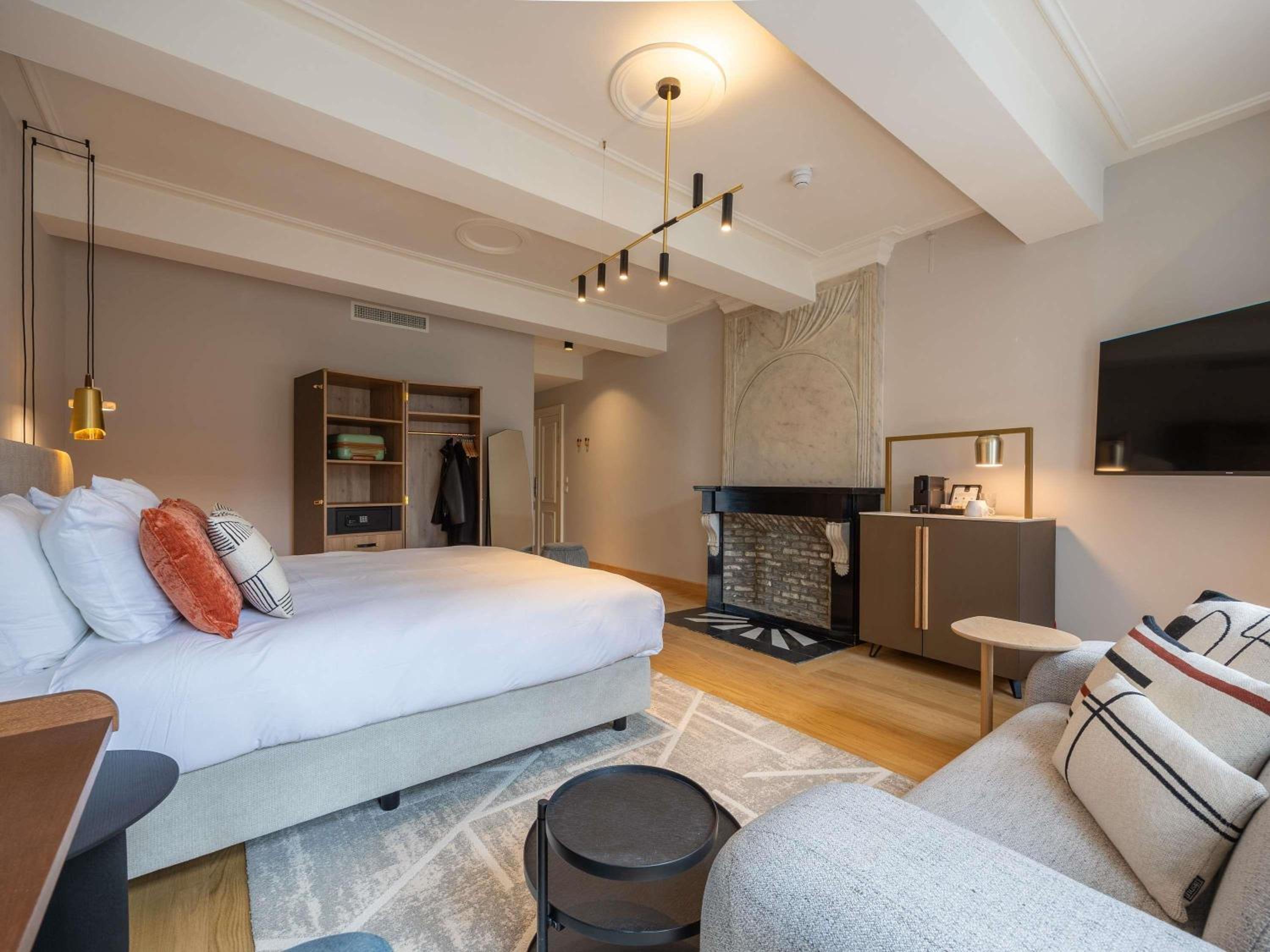 DELUXE, QUEEN BED