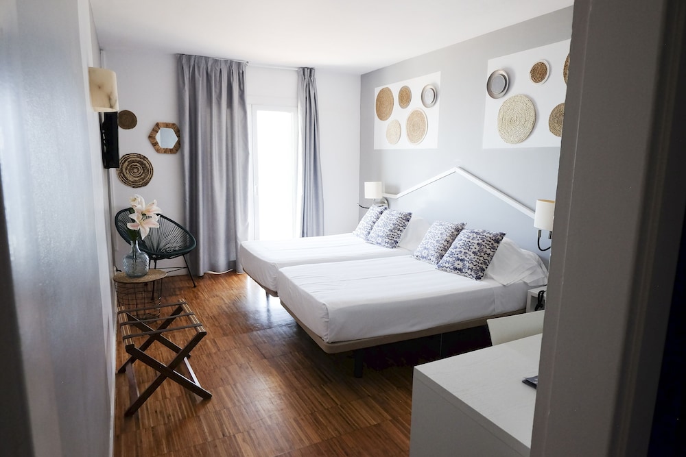غرفة بسريرين منفصلين بإطلالة على البحر، Subur Hotel Sitges 3/4