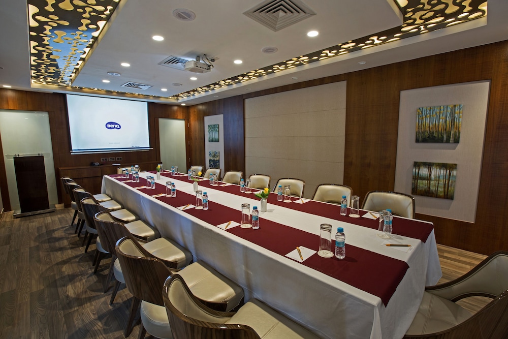 M Crown Hotel 20/24