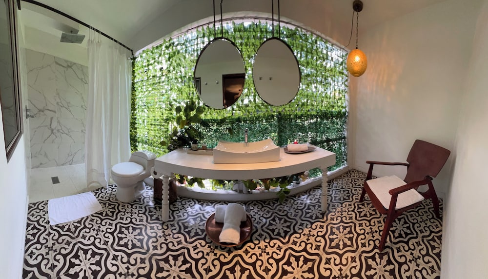 LECLERC HOTEL BOUTIQUE 51/70
