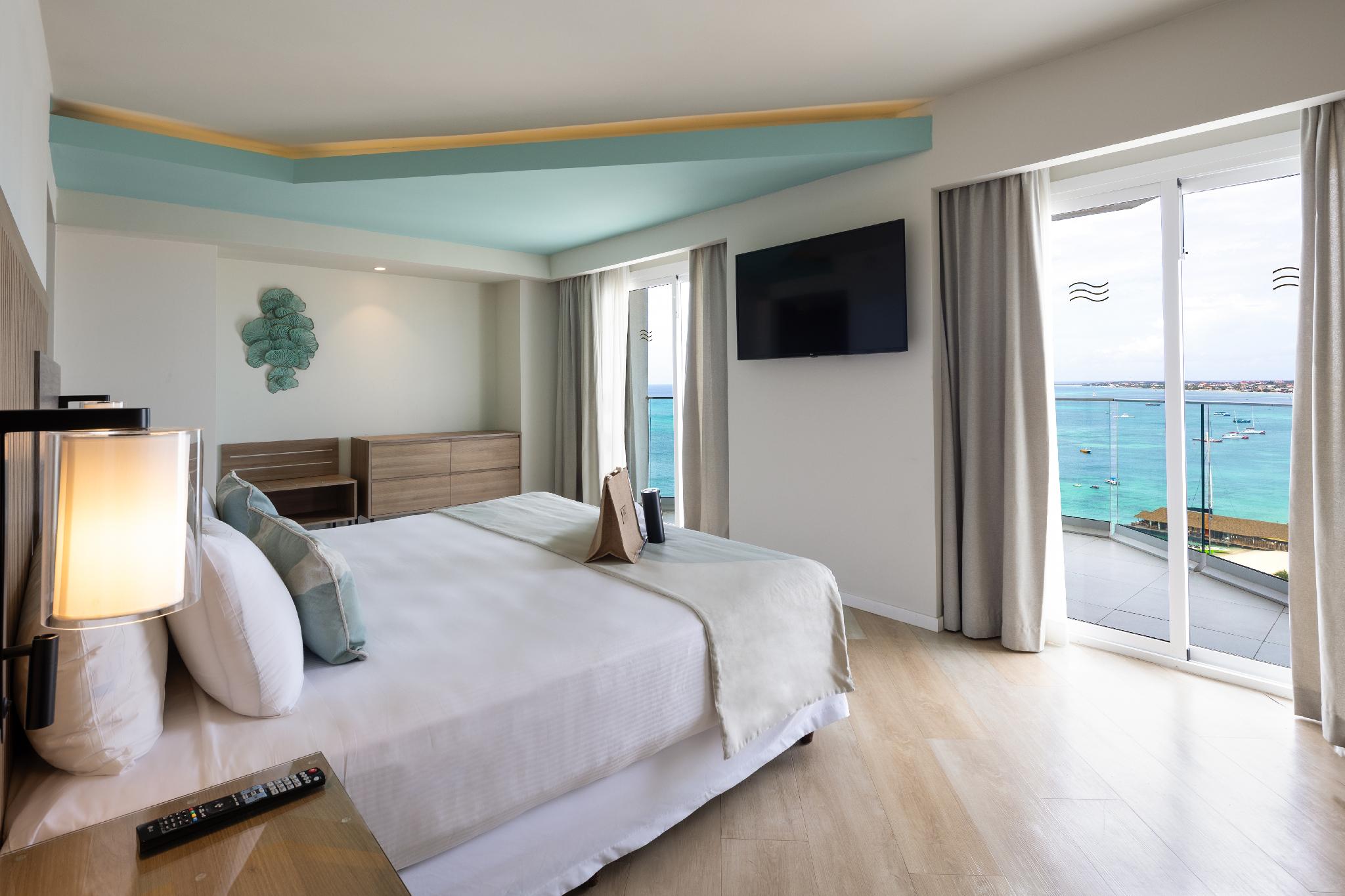 Elite, Club, Suite, Queen Bed, Ocean Front