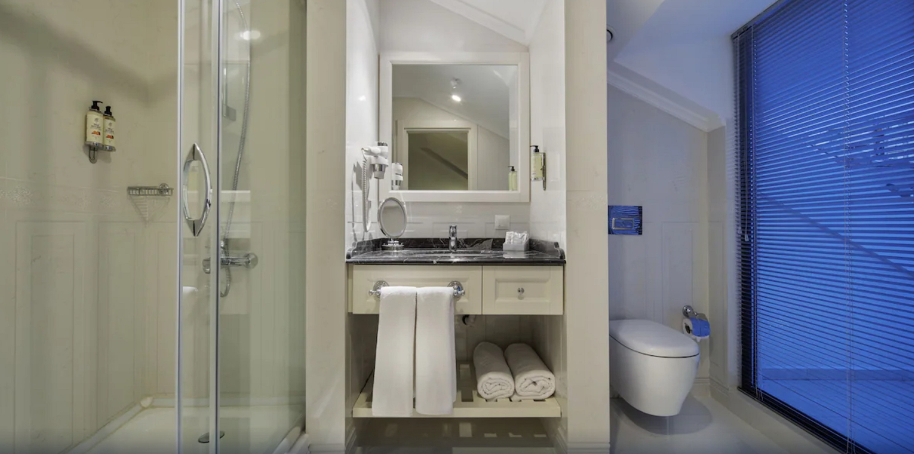 جناح جونيور، Icon Hotel Taksim 4/4