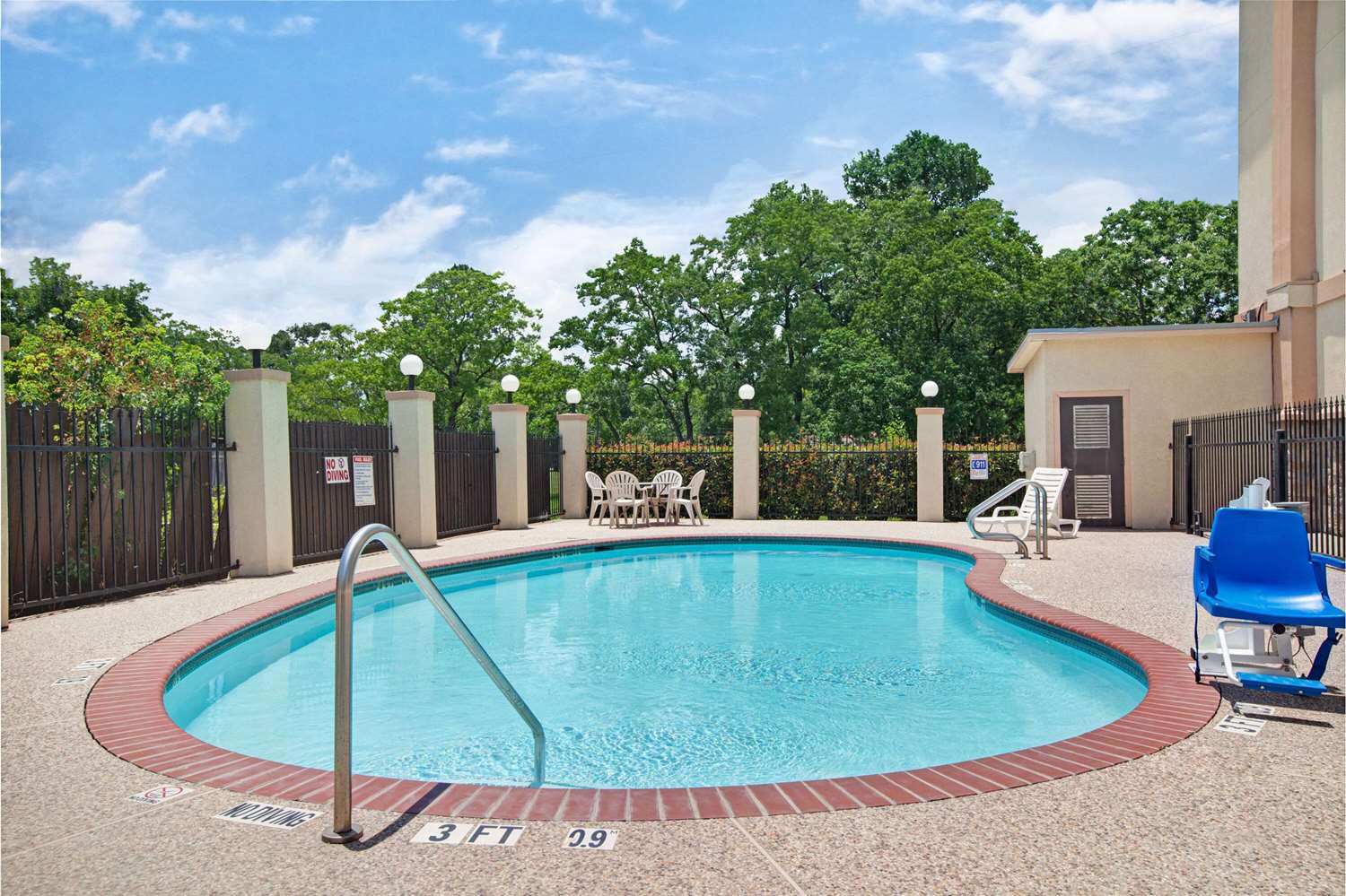 Super 8 by Wyndham IAH West/Greenspoint 27/31