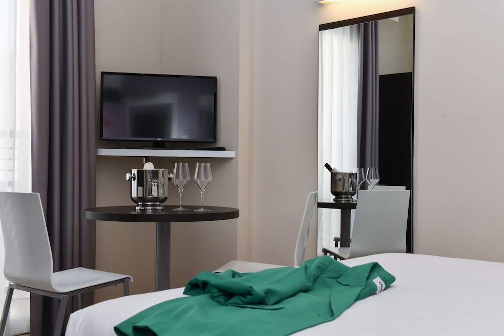 Vienna Hotel 32/56