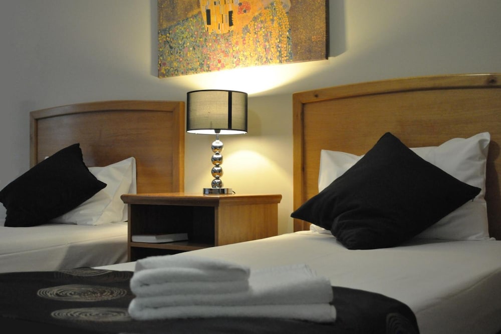 MEADOWBROOK HOTEL BRISBANE 24/40