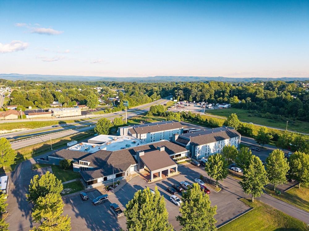 Holiday Lodge Hotel &amp; Conference Center 47/50