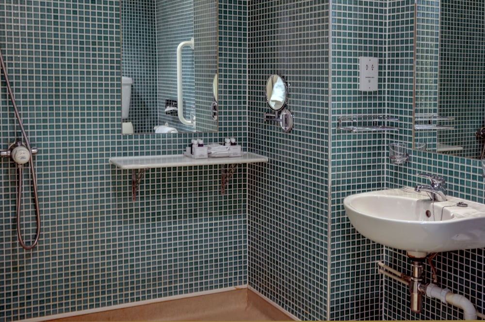 Yew Lodge Hotel East Midlands Airport 38/79