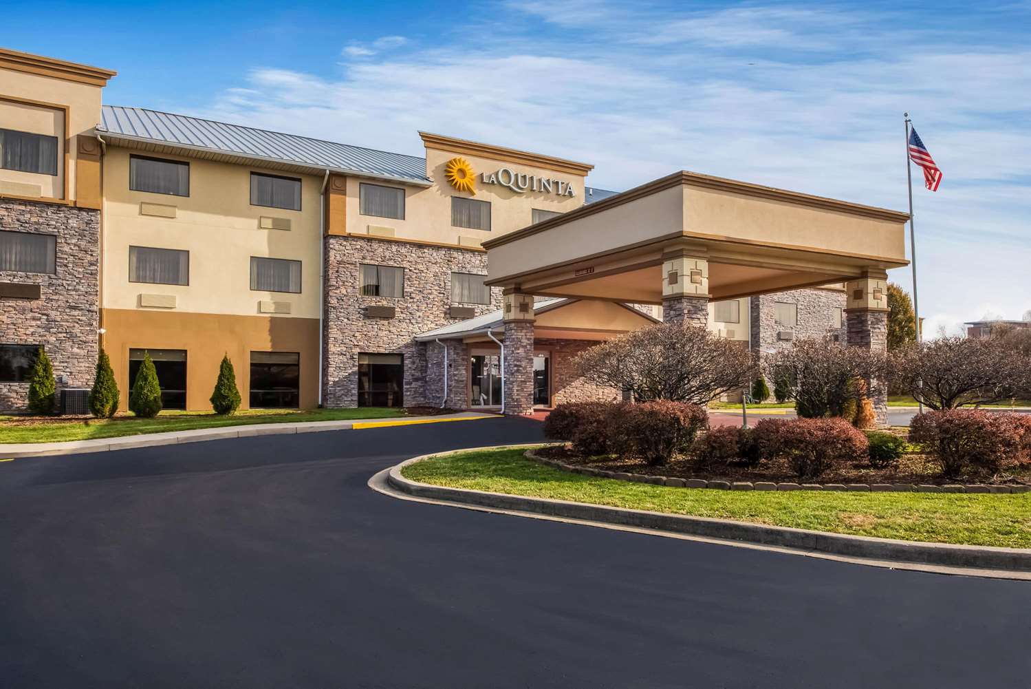 La Quinta Inn & Suites by Wyndham Fairborn Wright-Patterson 46/50