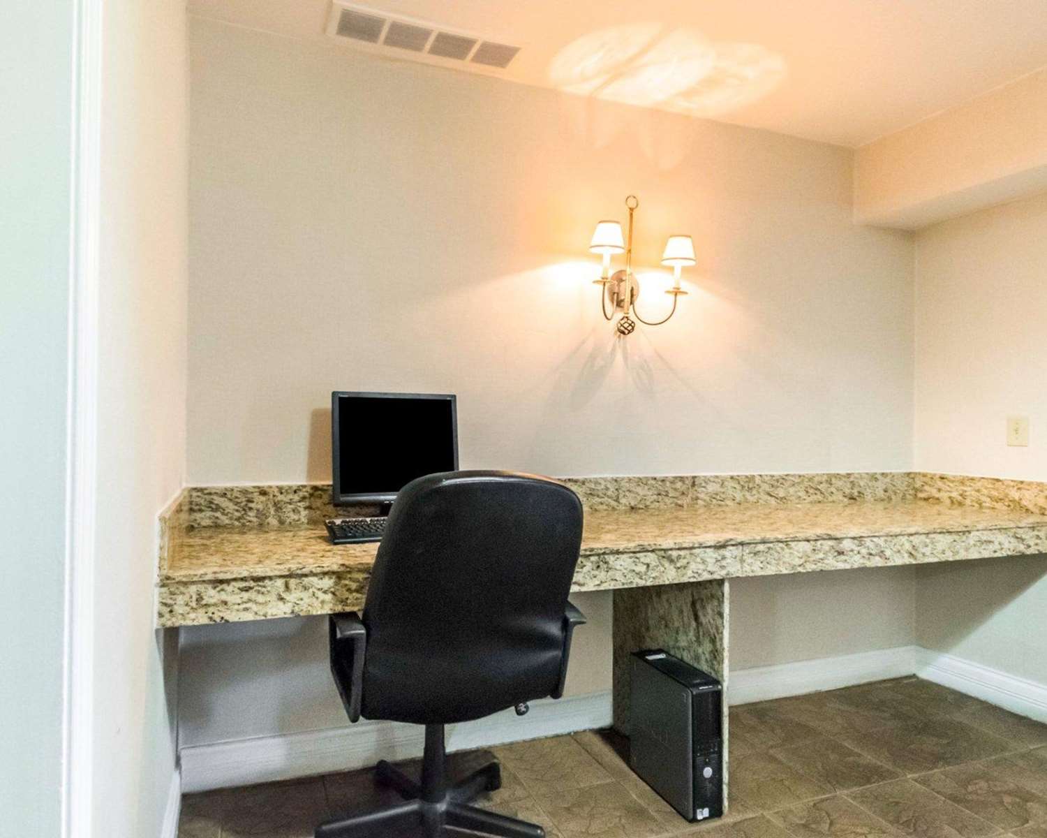 Quality Inn Suites University Airport 17/19