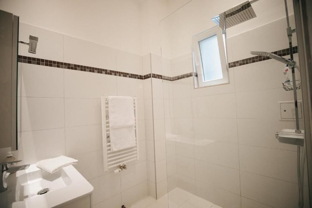 Kimi Apartments 44/50