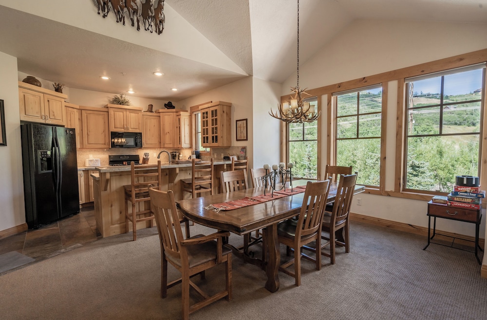 Town Pointe By Lespri Management 35/50