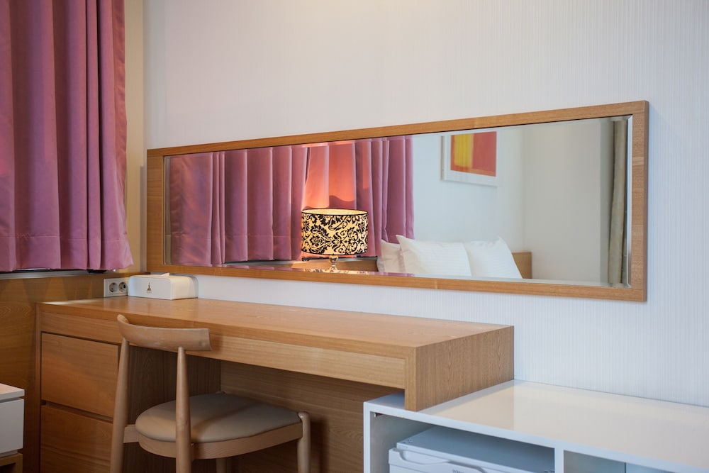Pharos Hotel 12/68