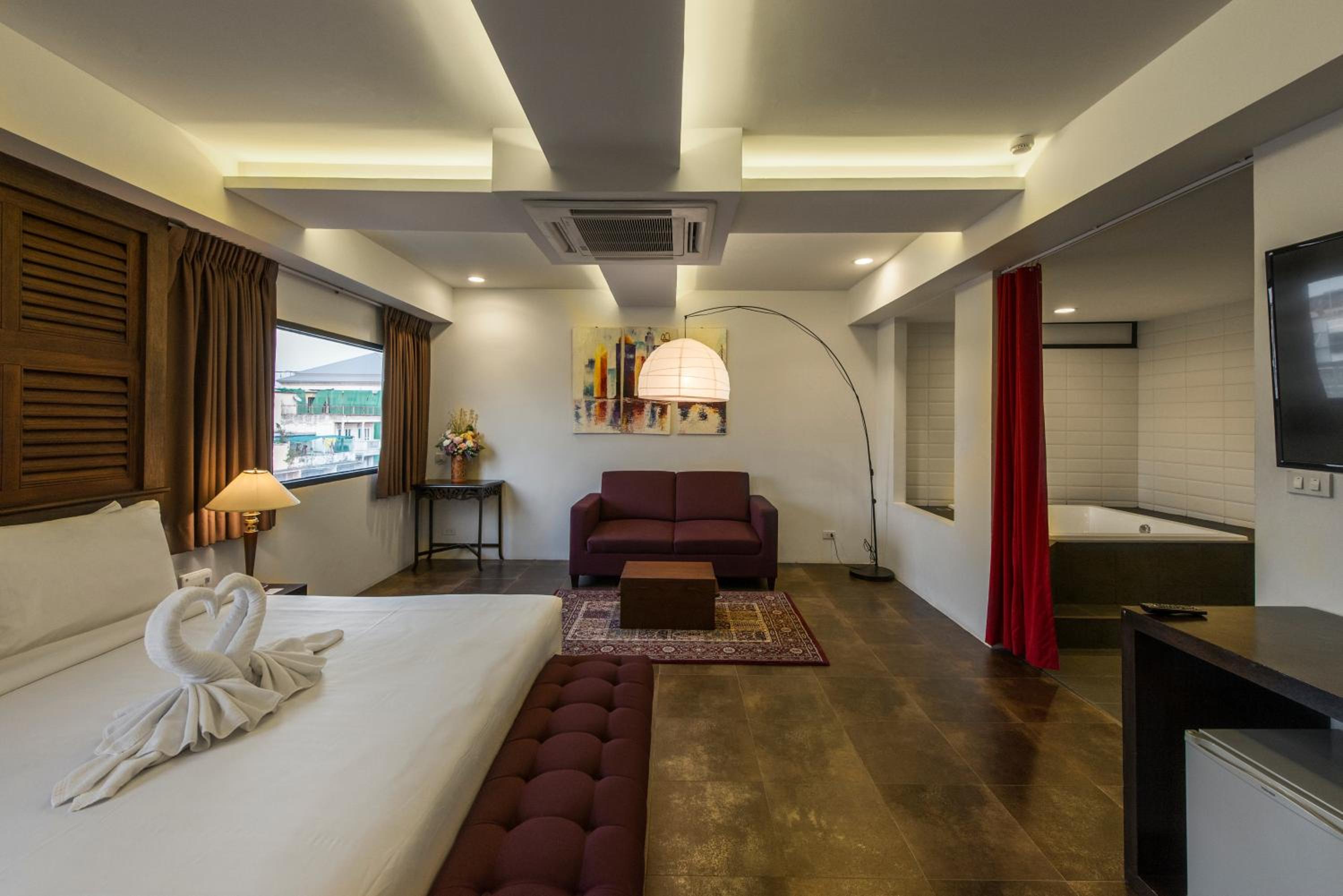 SUITE, BATHTUB